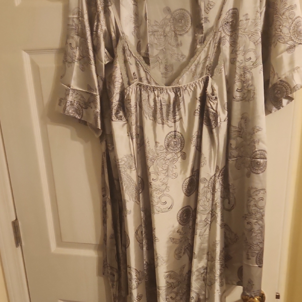Elegant Silver Patterned Robe - Picture 5 of 6